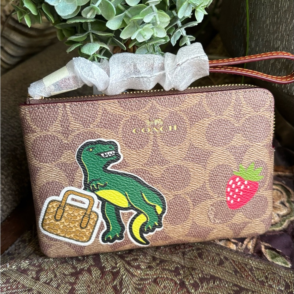 Authentic COACH signature Leather Dino Dice strawberry zip card wristlet 🎲🎩